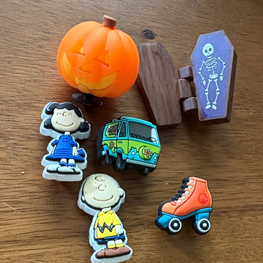 Lot of 6 official jibbitz-random assortment